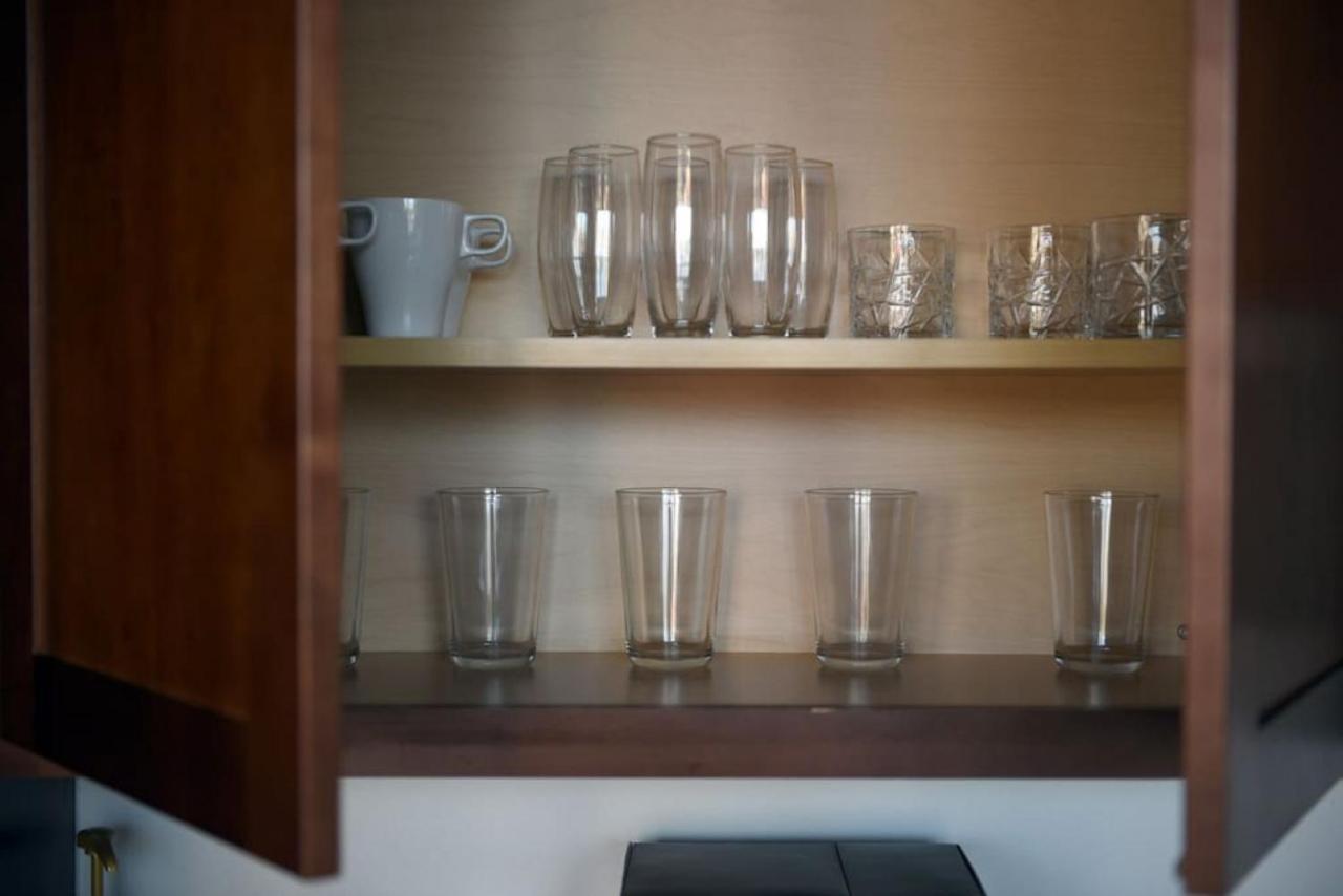 Hostwise - The Washington At Chatham - Free Parking, Private Gym, Skyline Views! Apartment *