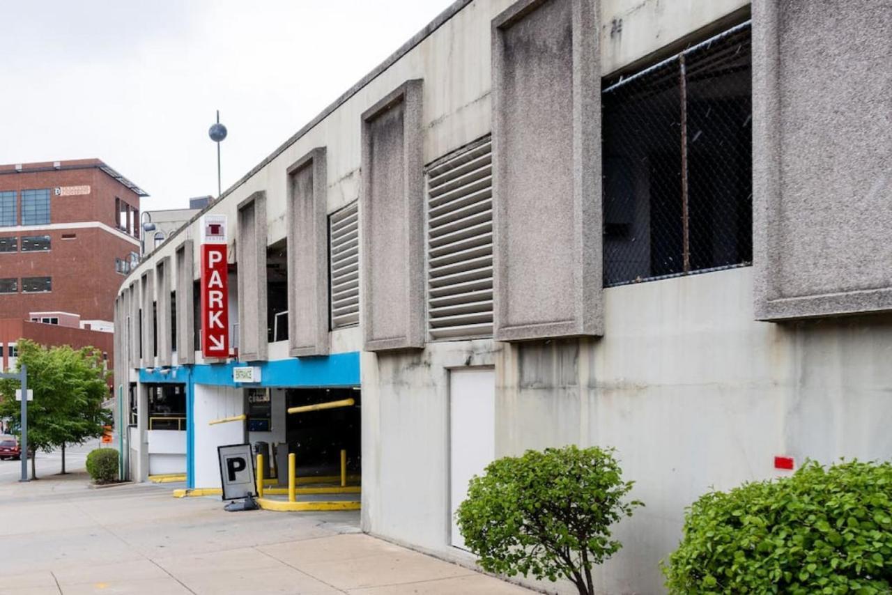 Hostwise - The Washington At Chatham - Free Parking, Private Gym, Skyline Views! Apartment *
